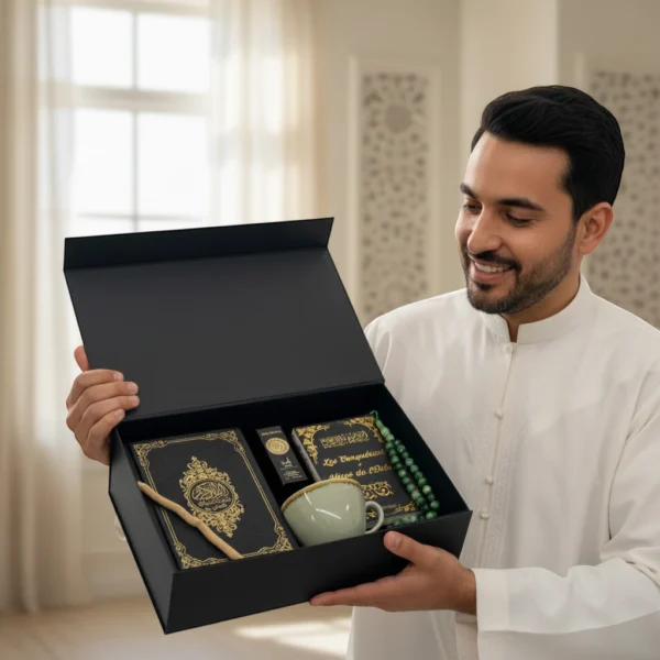 homme portant un coffret cadeau islamique