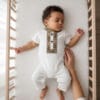 coffret cadeau naissance incluant une tenue bébé garçon rose