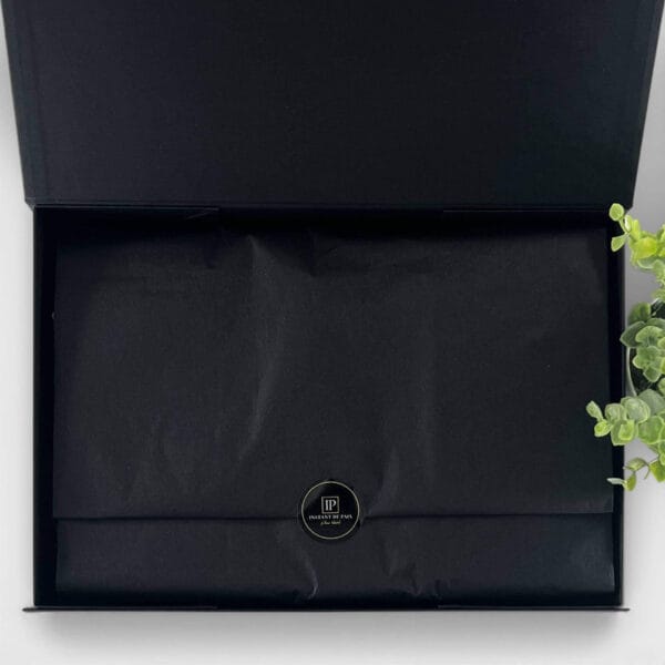 Coffret cadeau islamique fermé avec papier de soie noir